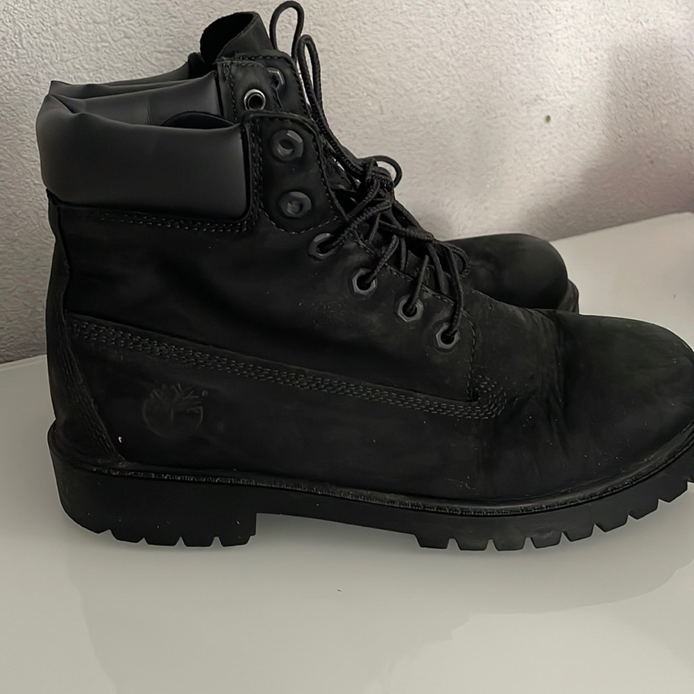 Boys 6.5 black suede black boots